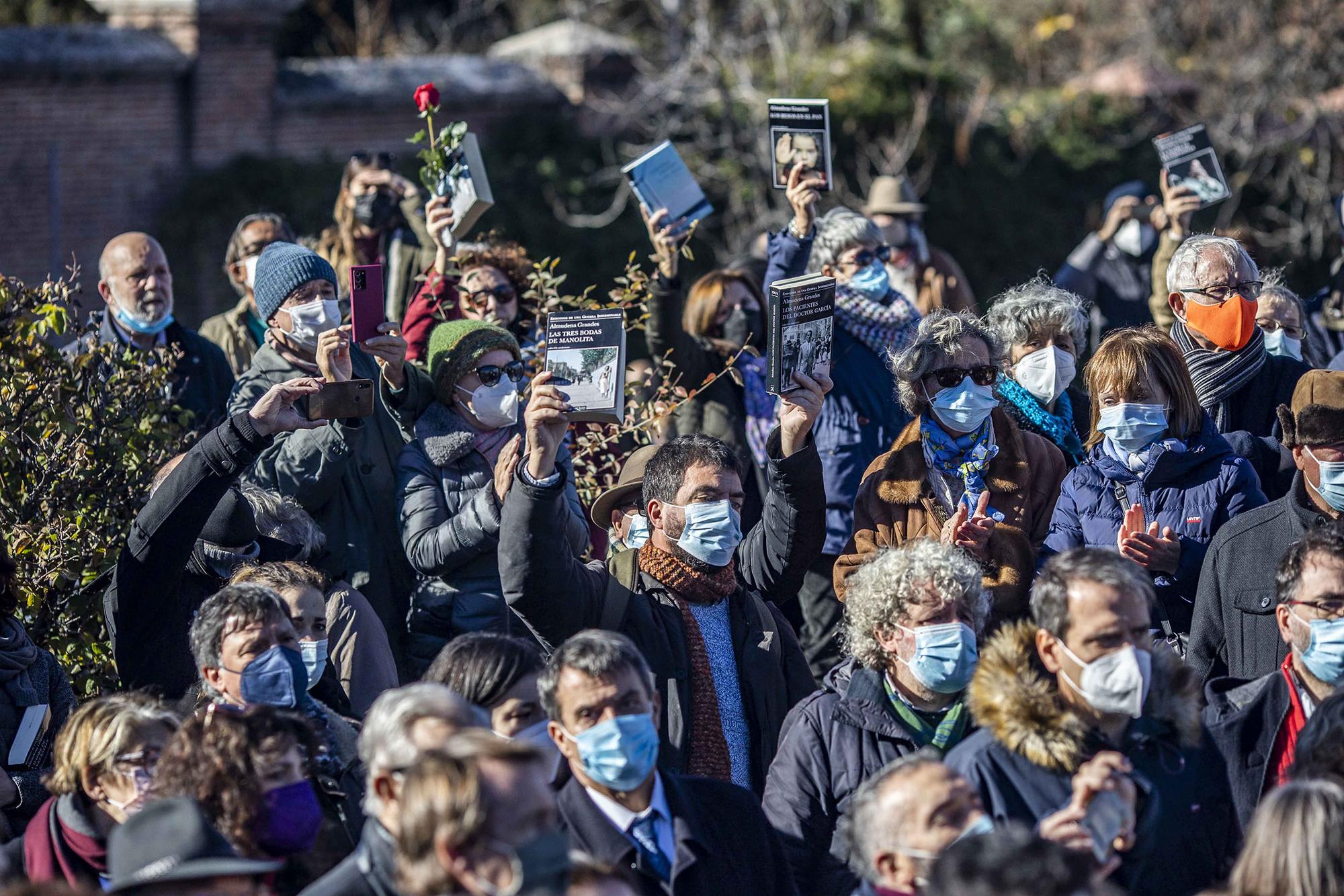 Almudena Grandes entierro 3